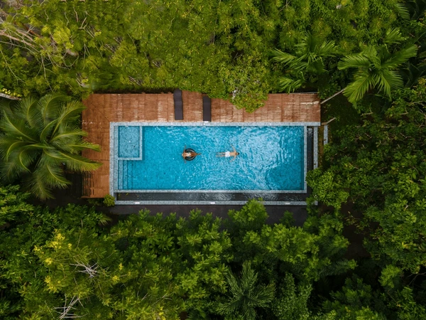 piscina con vista aerea del drone